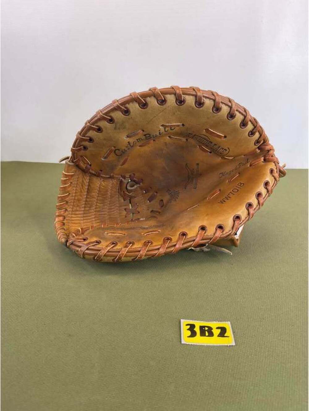 Vintage World Wide WW Japan Leather Baseball Catcher's Mitt WW7018 RHT 11"